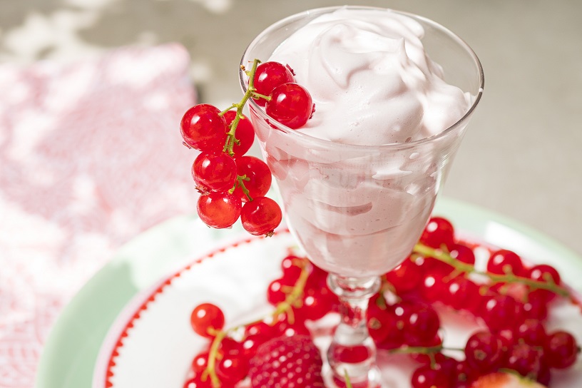 Glas met Haagse bluf en rode bessen